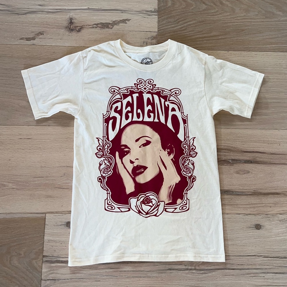 Selena Cream/Burgundy Short Sleeve Tee Shirt Size Medium NWOT